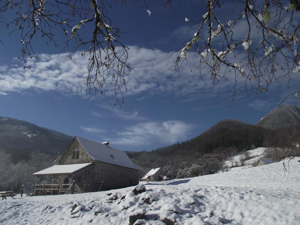 Les Chalets De La Foret D'Issaux Osse-en-Aspe Luaran gambar